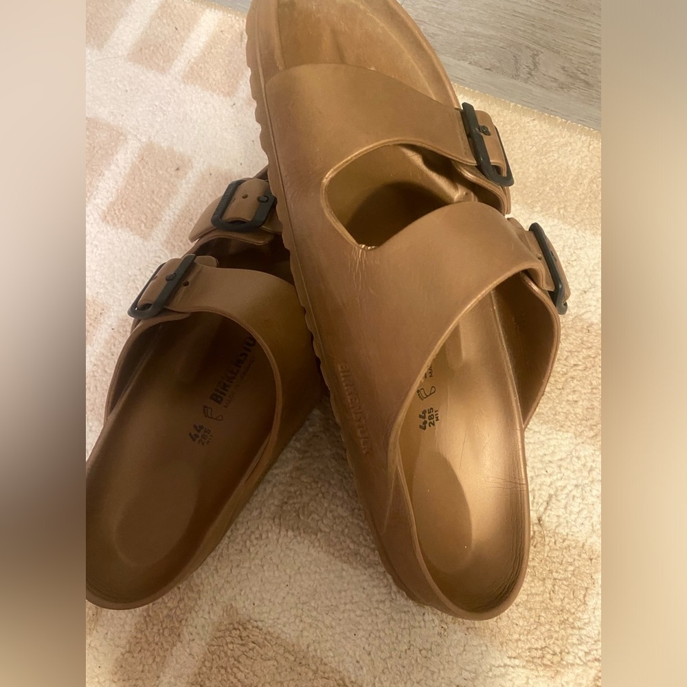 Birkenstock Arizona Copper Men’s size 10, women’s 12  
Size 44